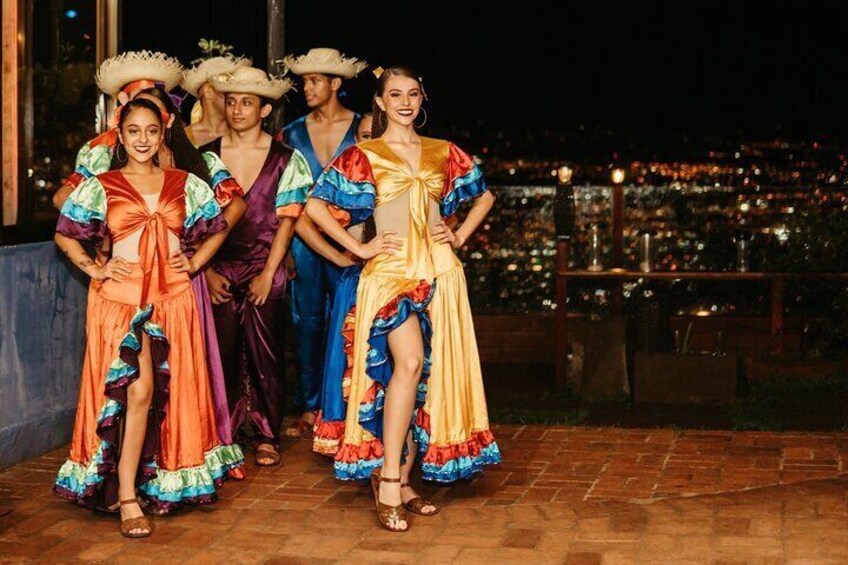 Dinner + Typical dance show at the best viewpoint in San José