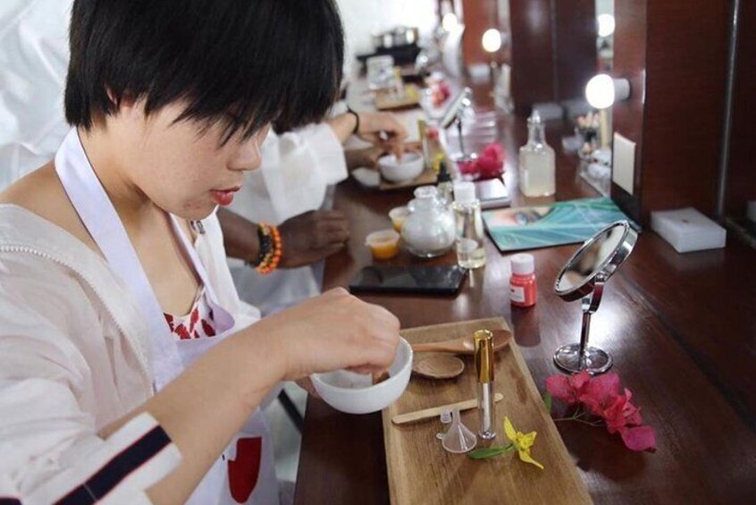 We invite you to create your own beauty and ingredients with 100% natural & organic. Ingredients. Welcome to Bali Best Beauty Workshop!