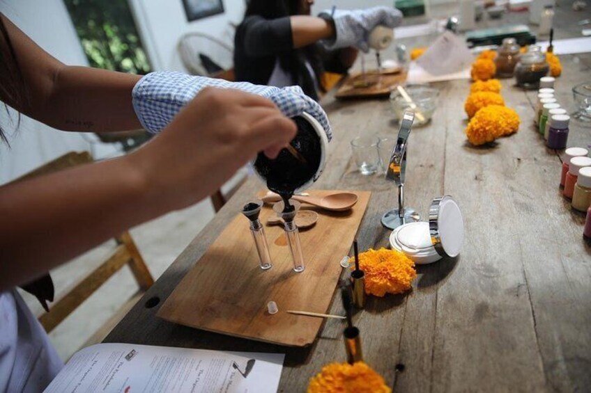 Bali Makeup School, Tamora Gallery invite you to create your own beauty signature and products with 100% natural & organic Ingredients. Welcome to Bali Best Beauty Workshop !