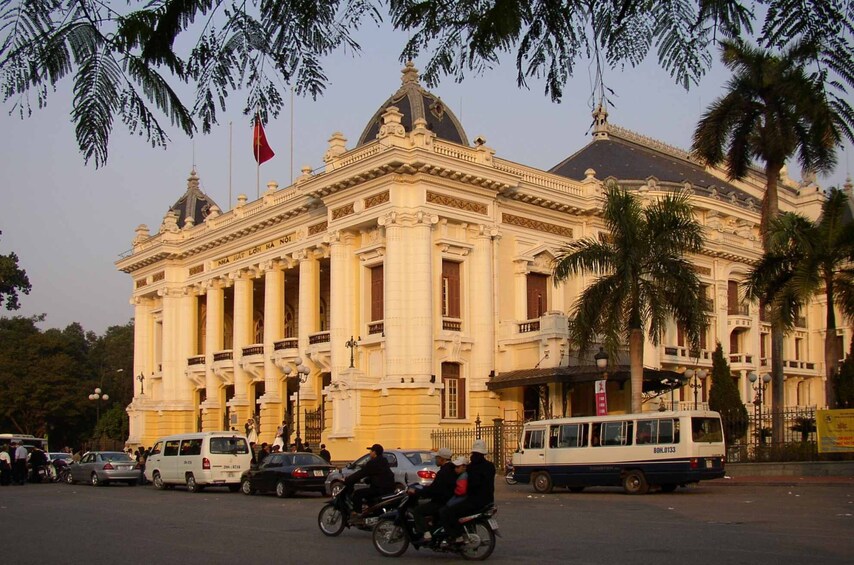 Fine Art, Walking Tour & Traditional Show