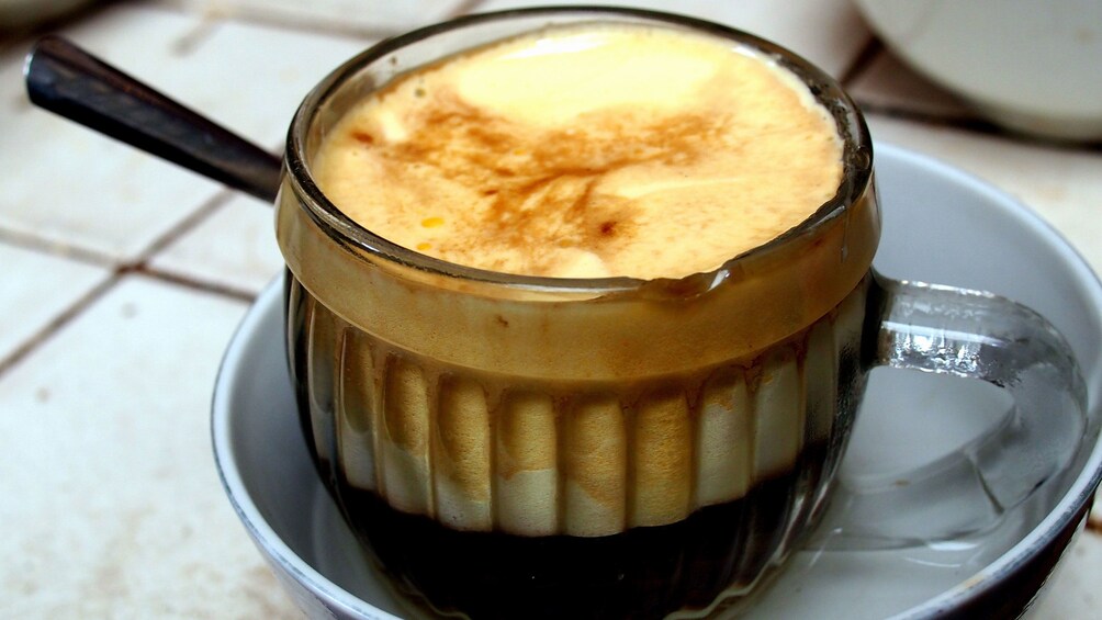 Carregar foto 5 de 9. Egg coffee at a cafe in Hanoi