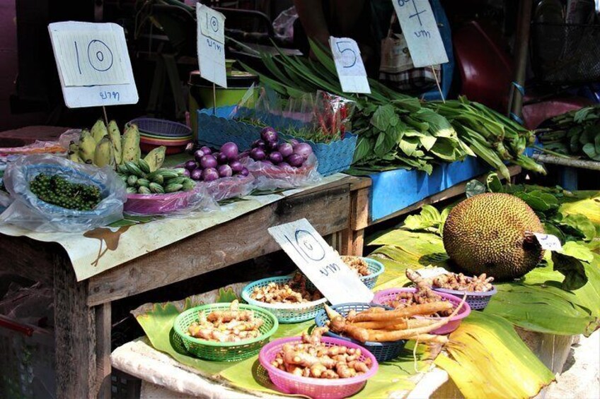 Visit the weekend floating market