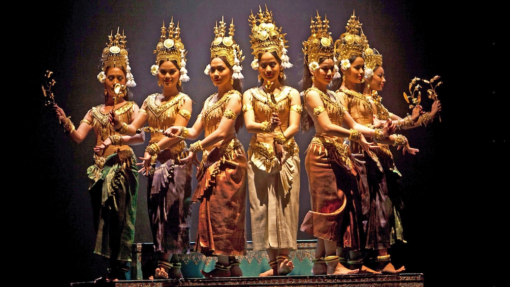 Apri foto 5 di 9. woman in traditional performance costume in Cambodia