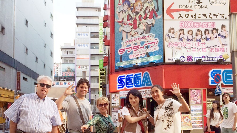 Foto 1 von 5 laden group outside of a video game store in Japan