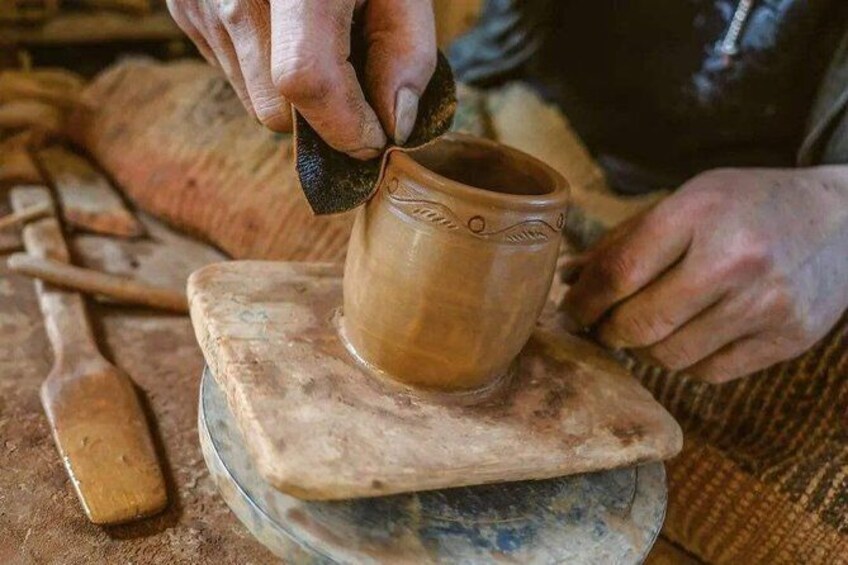 1-Day Shangri-La Tour to Ganden Monastery, Nixi Pottery Village and Tibetan Town