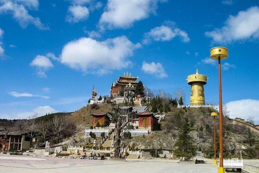1-Day Shangri-La Tour to Ganden Monastery, Nixi Pottery Village and Tibetan Town