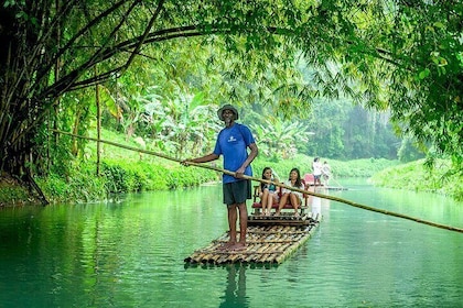 Transporte privado de ida y vuelta a Martha Brae Rafting