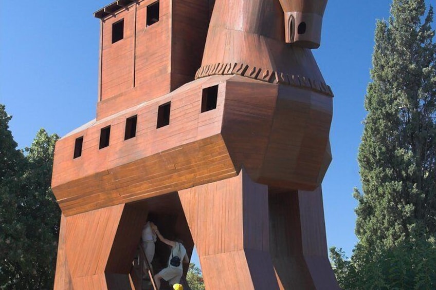 See the relics and replica wooden horse of Troy on your 2-day tour