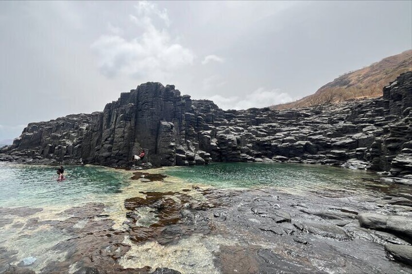 Discover the famous black sand beach+natural pool