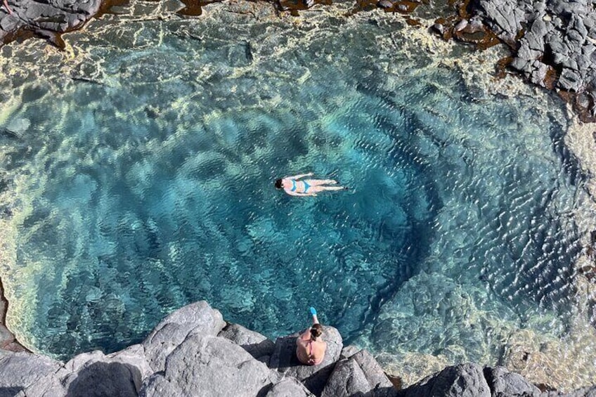 Discover the famous black sand beach+natural pool