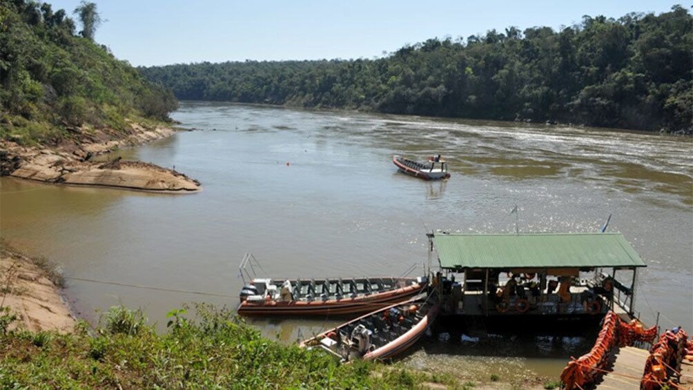 boats departing to see the waterfalls in Argentina