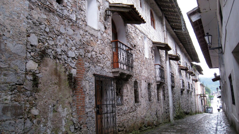 Narrow walkway between buildings in Cuetzalan