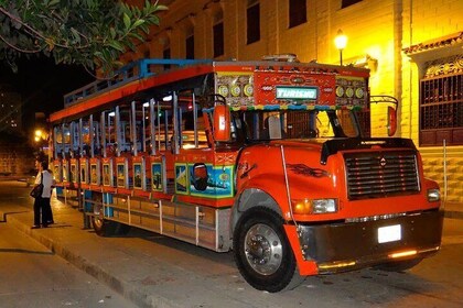 rumba dans le bus de fête de chiva typique