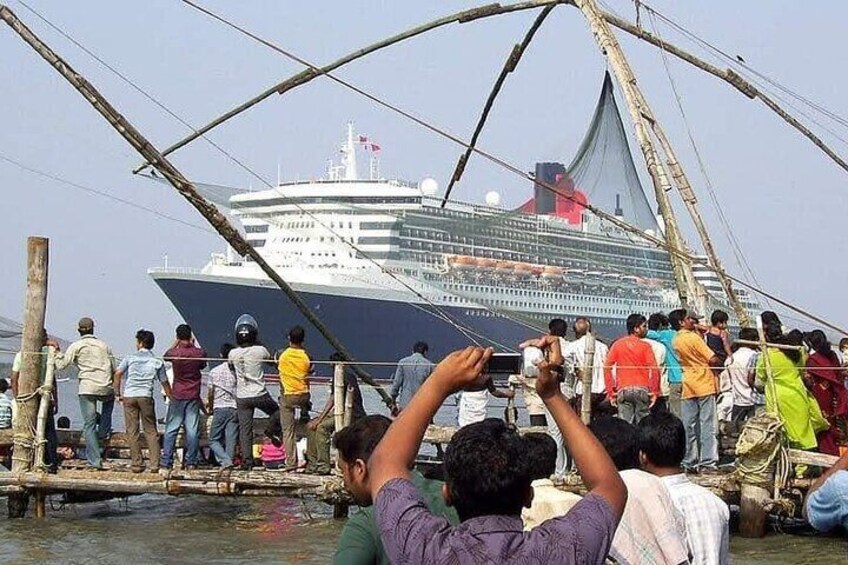 People of Kochi welcoming the cruiser to Kochi harbor