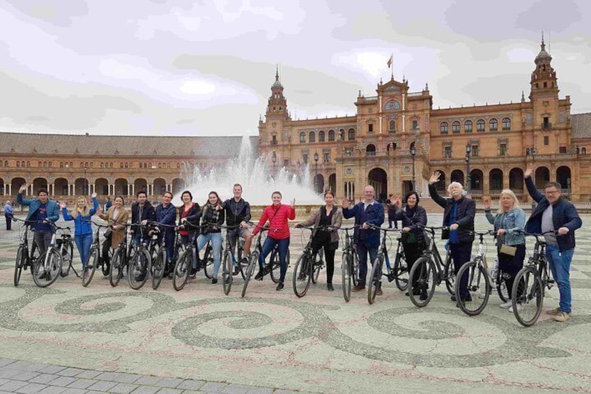 3-hour bike tours along the highlights of Seville