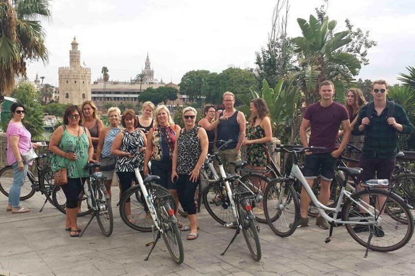 3-hour bike tours along the highlights of Seville