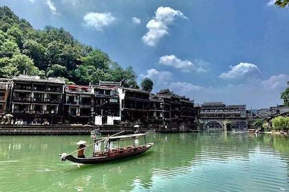 4-Day PRI Tour to Zhangjiajie and Fenghuang Old Town from Guangzhou by Bull...