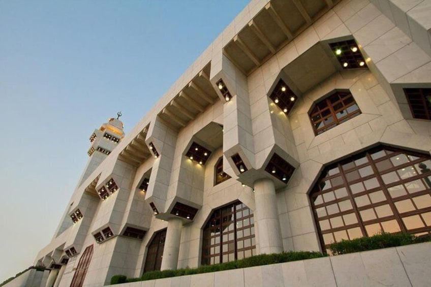 Masjid Aisha (Arabic: عائشة‎‎ مسجد)
