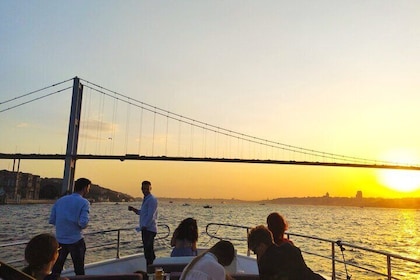 Crucero turístico en yate al atardecer por el Bósforo con refrigerios