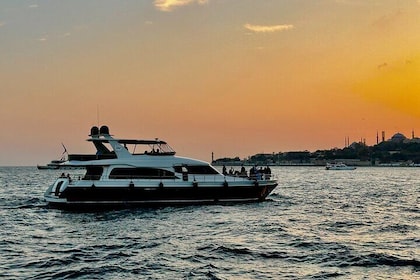 Croisière de luxe en yacht au coucher du soleil sur le Bosphore – Rafraîchi...