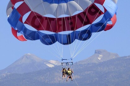 Parascending Tenerife. Pasea sobre el mar del sur de Tenerife