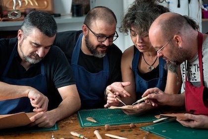 Leathercraft workshop i Rastro i Madrid.