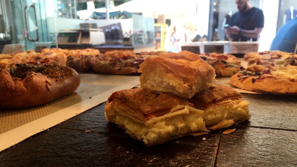 Foto 2 von 10 laden baked pastries at the cooking class in Athens
