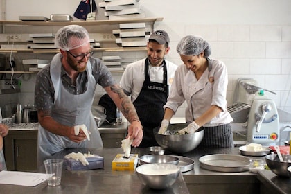 Clase de cocina en Atenas con cena en la azotea con vistas a la Acrópolis