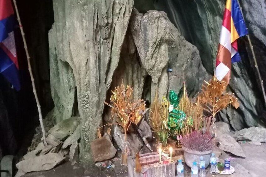 inside Phnom Chhngok Cave