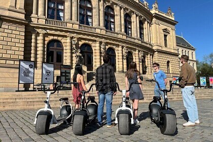 Praag e-scooter tour: Dikke Band of Regelmatige Autoped
