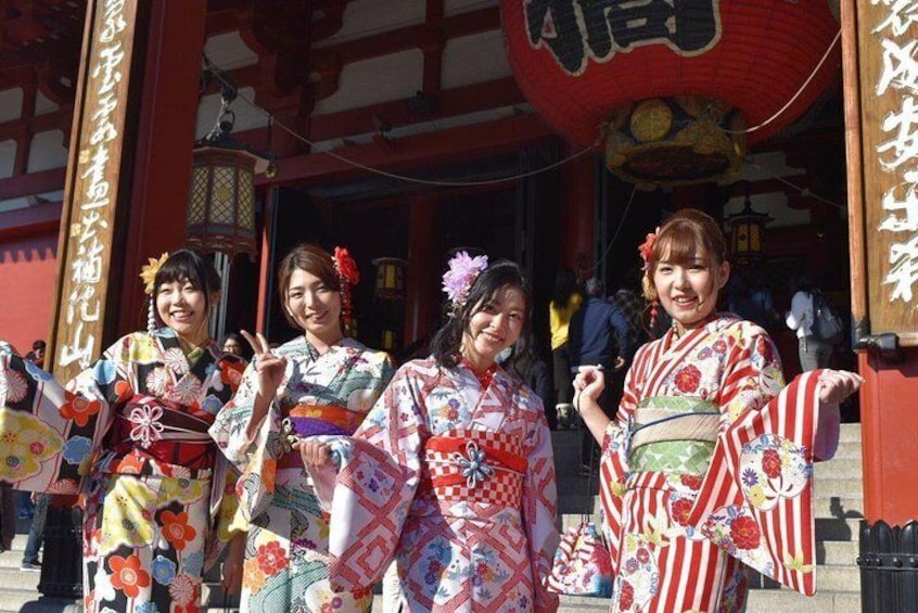 A walk in Asakusa with a glossy kimono