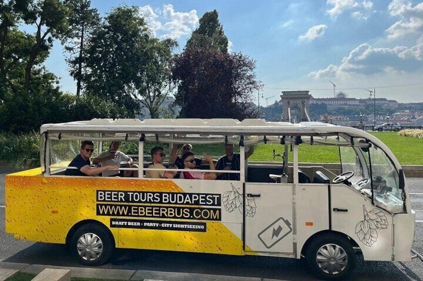 BeerBus Budapest - Sightseeing Partytour