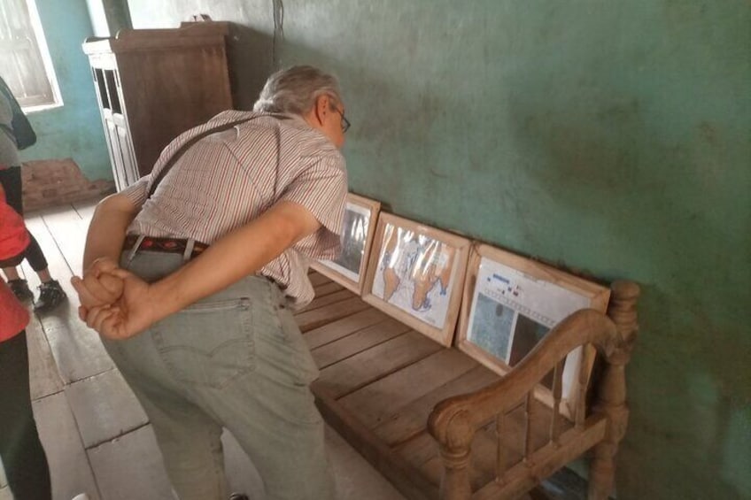 A tourist at the slave house