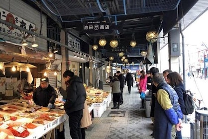 Hand-rolled sushi experience tour at Sapporo Nijo Market