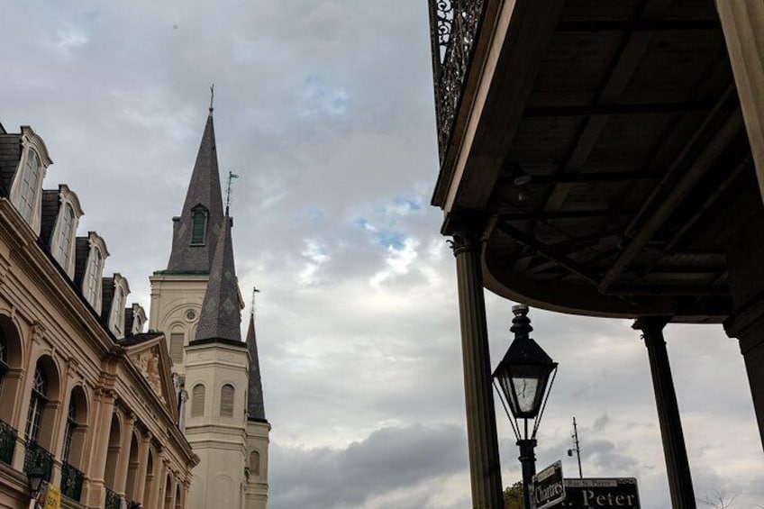 Discover New Orleans in a spooky way and listen to all the stories your host has to tell you