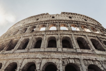 Billet coupe-file : visite premium du Colisée avec le forum romain et le mo...