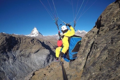 Volo in parapendio in montagna