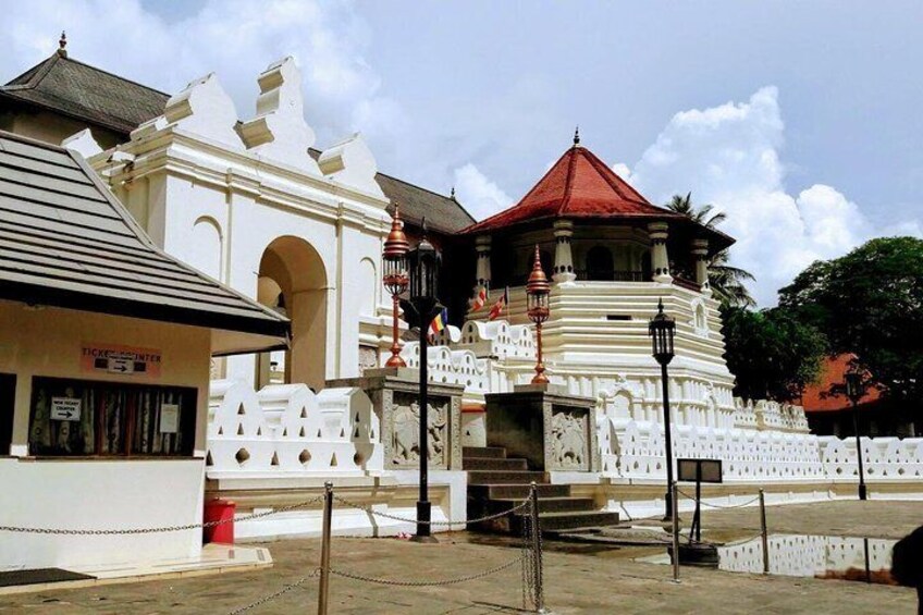 Private One day Tour to the Last remaining Kingdom "Kandy" in Sri Lanka.