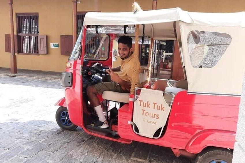 Colombo's street foods on private tuk tour with driver-guide