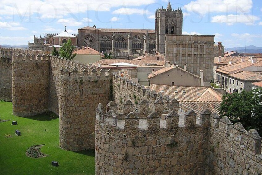 From Madrid : Full-Day Avila and Segovia ComBo Tour (with Transportation)