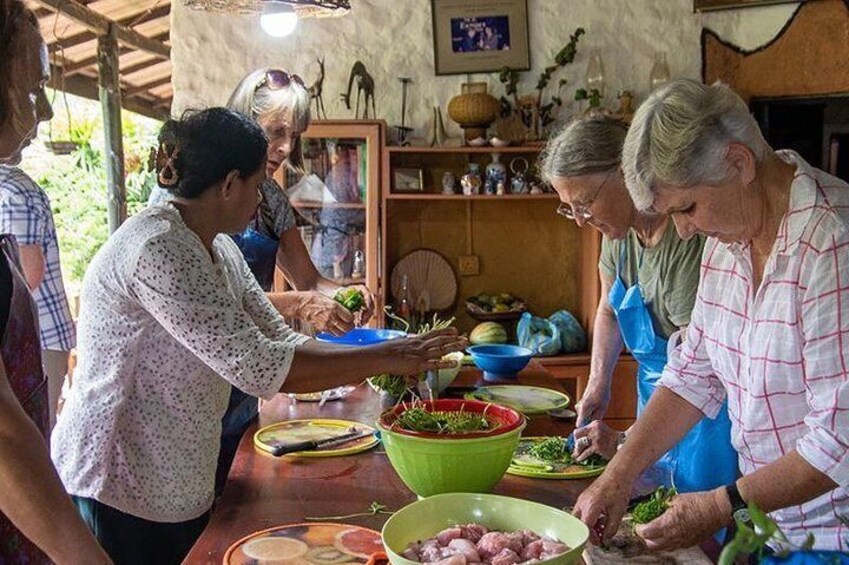 Explore Colombo City with Culinary Experience at Famous Restaurant