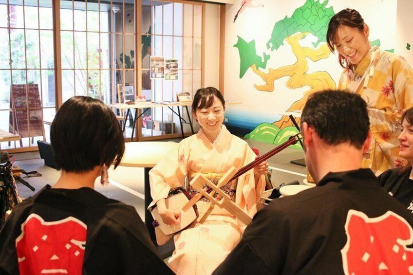 Easy for everyone! Now you can play handmade mini shamisen and show off to everyone! Musical instruments, sweets and live music