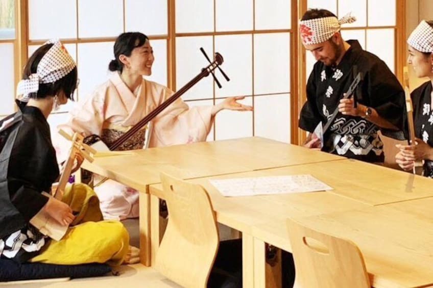 Easy for everyone! Now you can play handmade mini shamisen and show off to everyone! Musical instruments, sweets and live music