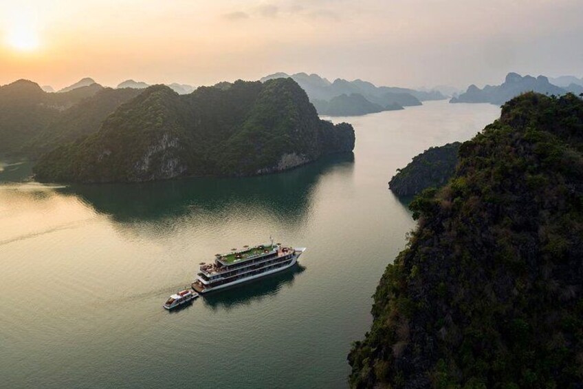 Dora Cruise - Halong bay and Lan Ha bay 5 star cruise with All Activities