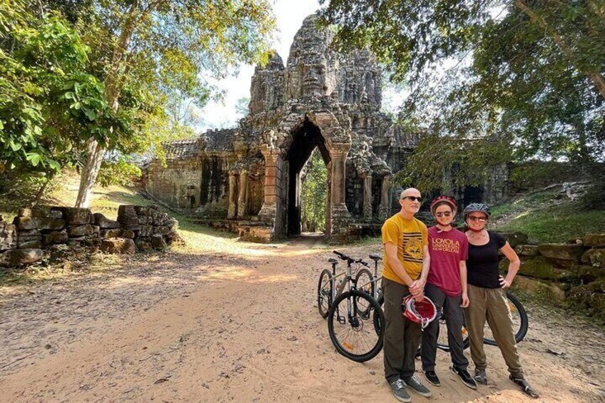 Cycling Angkor Wat Small Tour 