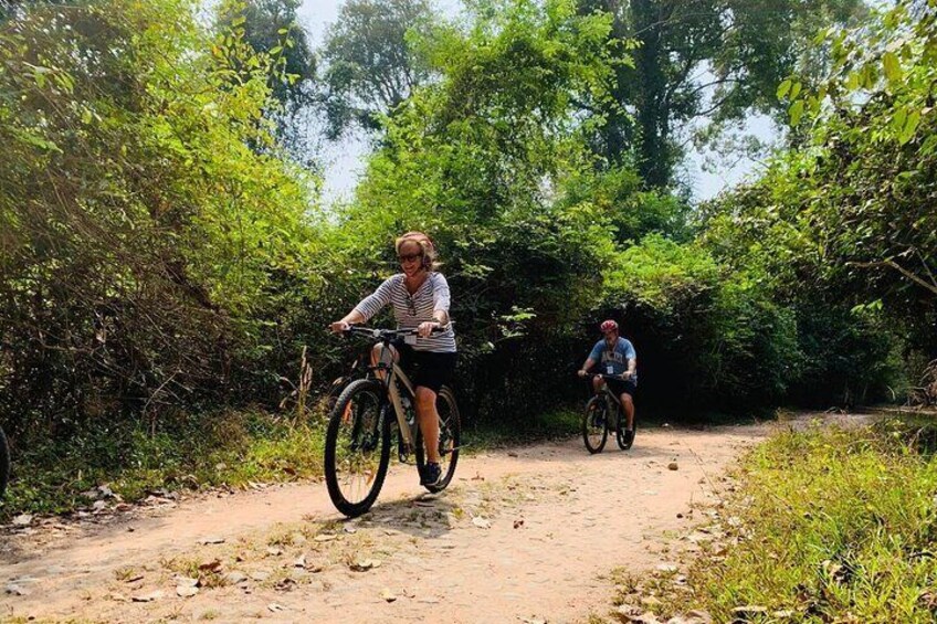 Cycling Angkor Wat Small Tour 