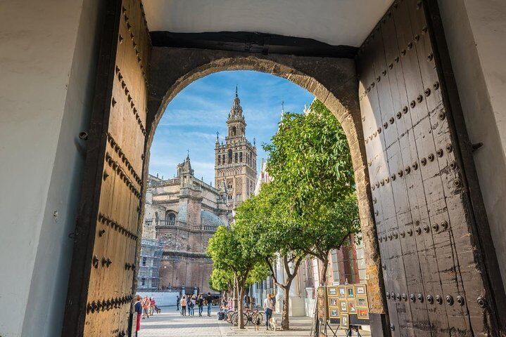 Walking tour through the old Jewish quarter of Santa Cruz