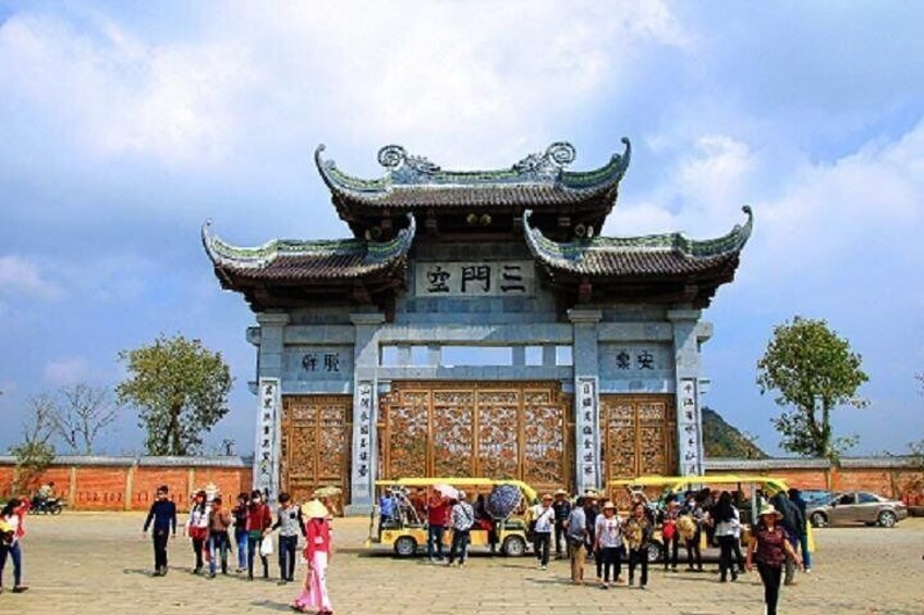 Bai Dinh Temple & Chang An Day Tour (Bai Dinh Temple Electric Car (roundtrip), Boat Ride, Lunch included)