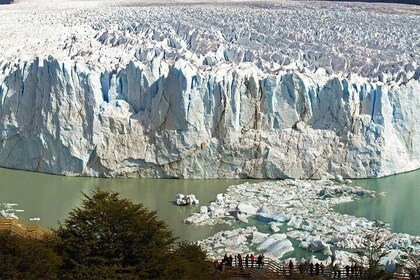 Excursion to the Perito Moreno Glacier, with guide and transfer to / from t...