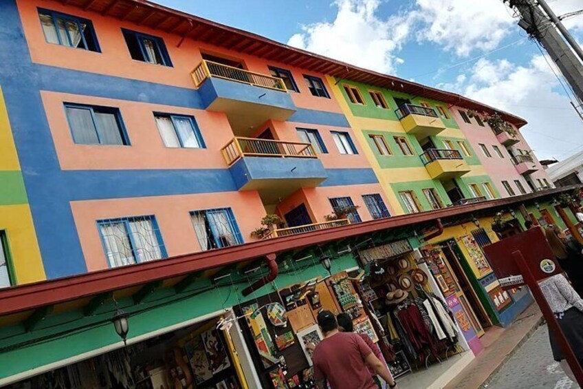 Tour to Guatapé + Rumbero Boat + Access to the Stone